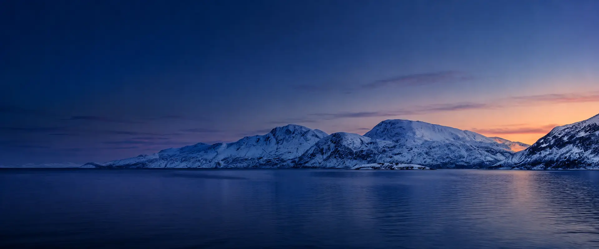 Arktisk fjordlandskap ved Kvaløya i solnedgang